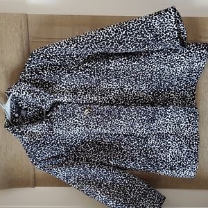 Cropped jacket 3/4 sleeves and black and white animal print.